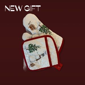 Adorable oven mitt with tags 🏷 😍 ⛄️ 🐿